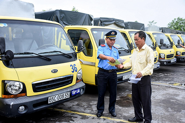 Thanh tra Sở Giao thông vận tải TP Cần Thơ kiểm tra giấy tờ, thiết bị kỹ thuật xe ô tô tập lái của Trung tâm Dạy nghề lái xe Chiến Thắng. Ảnh: X.ĐÀO 