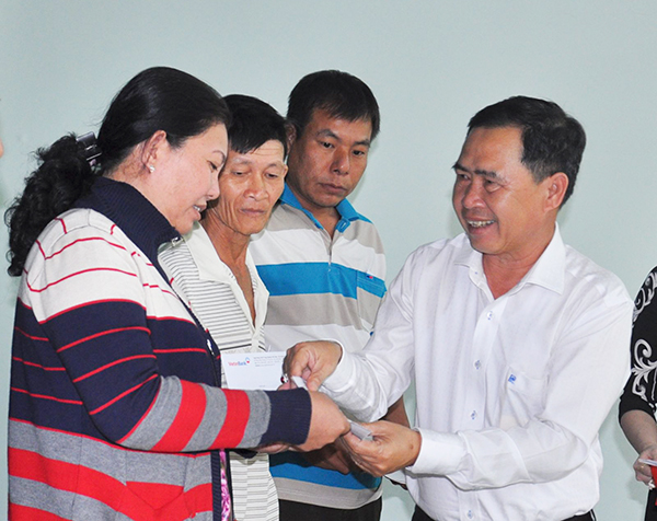 Lãnh đạo quận Ô Môn tặng quà các gia đình chính sách phường Trường Lạc dịp Tết Mậu Tuất 2018. Ảnh: ANH DŨNG