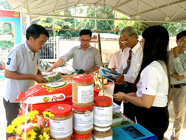 Nông dân xã Vĩnh Bình, huyện Vĩnh Thạnh trưng bày sản phẩm tiêu biểu tại Lễ ra mắt xã nông thôn mới Vĩnh Bình. Ảnh: TUYẾT TRINH