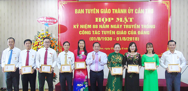 Đồng chí Trần Quốc Trung, Ủy viên Trung ương Đảng, Bí thư Thành ủy, trao Kỷ niệm chương “Vì sự nghiệp Tuyên giáo”. Ảnh: N.QUYÊN