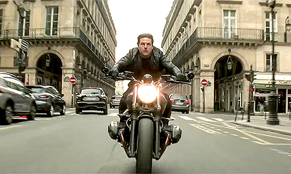 Cảnh rượt đuổi bằng mô tô trong phim do diễn viên Tom Cruise thực hiện.