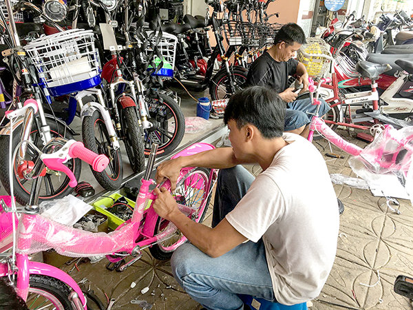 Các cửa hàng kinh doanh xe đạp, xe đạp điện đang ráo riết chuẩn bị phục vụ mùa mua sắm cao điểm. Ảnh: KHÁNH NAM