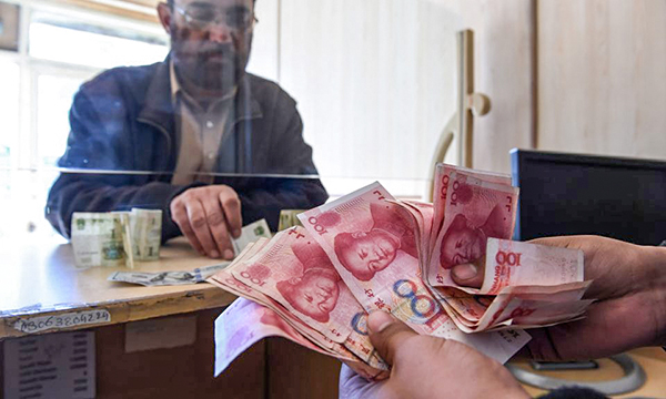 Trao đổi đồng Nhân dân tệ của Trung Quốc ở một cửa hàng đổi tiền ở thành phố Quetta (Pakistan). Ảnh: AFP