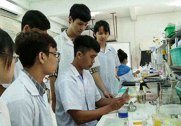 Sinh viên ngành công nghệ sinh học (đào tạo theo chương trình tiên tiến) Trường Đại học Cần Thơ thực hành trong phòng thí nghiệm. Ảnh: B.NG