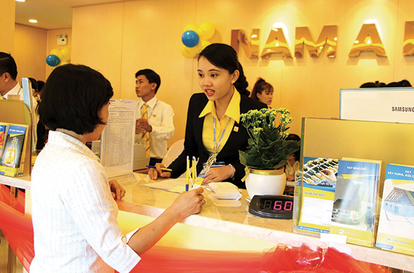 TP Cần Thơ hiện có 48 tổ chức tín dụng, 257 điểm giao dịch ngân hàng với các dịch vụ phong phú và đa dạng (trong ảnh: Giao dịch tại Ngân hàng TMCP Nam Á, Chi nhánh Cần Thơ). Ảnh: KHÁNH NAM