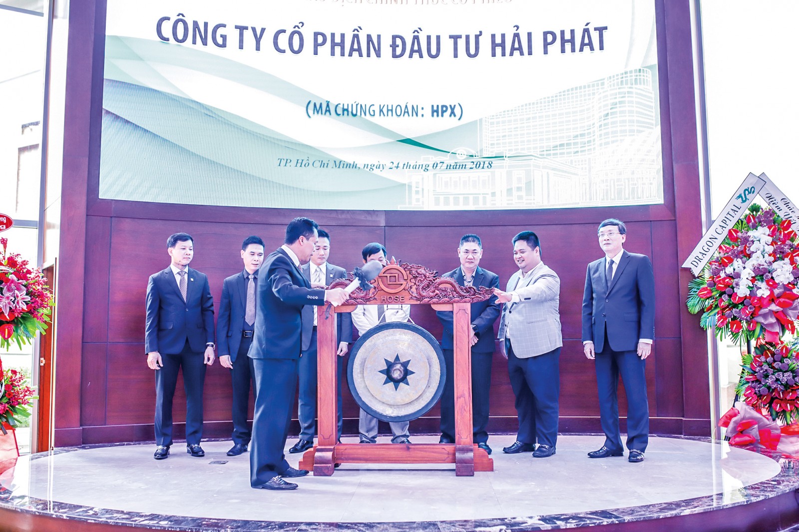 Ông Đỗ Quý Hải – Chủ tịch HĐQT Hải Phát Invest thực hiện nghi lễ gõ cồng đánh dấu phiên giao dịch đầu tiên của cổ phiếu HPX.