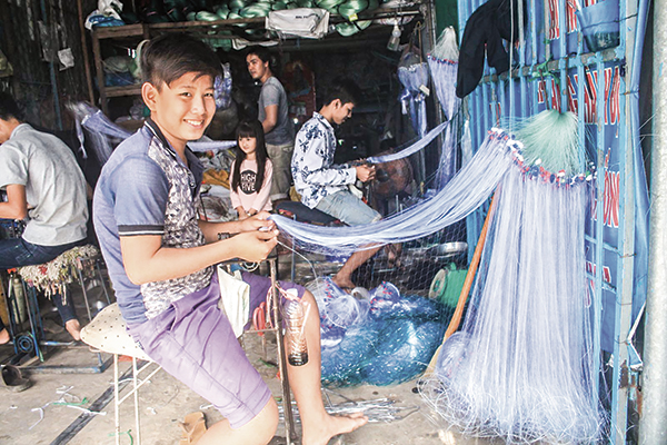 Hoạt động sản xuất ngư cụ tại Làng nghề đan lưới Thơm Rơm, quận Thốt Nốt, TP Cần Thơ. Ảnh: KHÁNH TRUNG