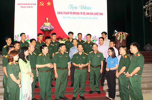 Các cán bộ, sĩ quan trẻ trao đổi với Thủ trưởng Bộ Tư lệnh Quân khu 9, Ban Thanh niên Quân đội... Ảnh: PHẠM TRUNG