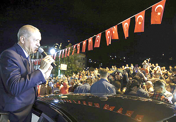 Tổng thống Erdogan phát biểu trước đám đông ủng hộ tối 10-8. Ảnh: AP