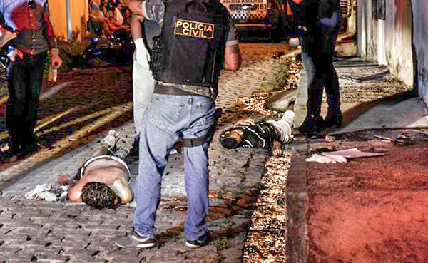 Hiện trường một vụ giết người tại thành phố Natal (Brazil) hôm 22-7. Ảnh:EPA