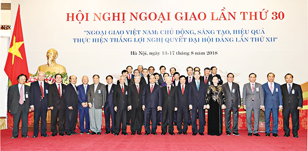Các đồng chí lãnh đạo Đảng, Nhà nước và các đại biểu dự Hội nghị Ngoại giao lần thứ 30 chụp ảnh chung. Ảnh: Trí Dũng - TTXVN