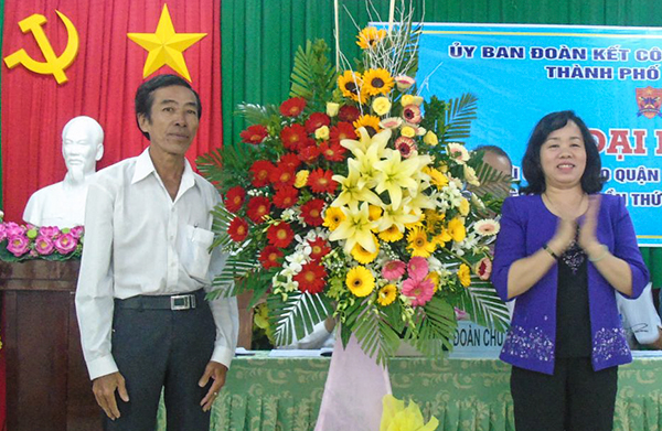 Đồng chí Phan Thị Hồng Nhung, Chủ tịch UBMTTQVN thành phố, tặng hoa chúc mừng Đại hội Đại biểu người Công giáo quận Cái Răng. Ảnh: THANH THY