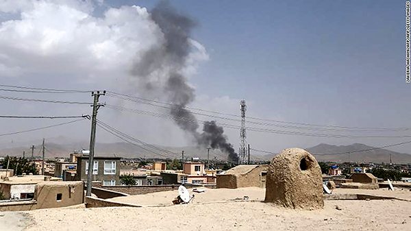 Khói bốc lên sau cuộc tấn công của Taliban tại Ghazni. Ảnh: CNN