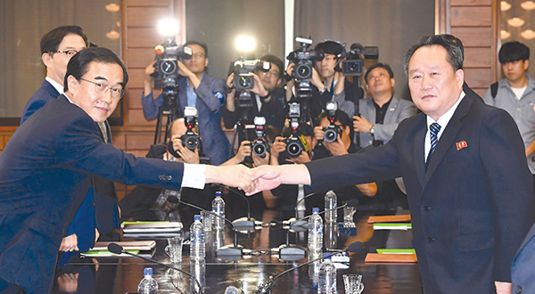 Hai trưởng phái đoàn đàm phán Hàn Quốc (trái) và Triều Tiên tại cuộc gặp sáng 13-8. Ảnh: AP