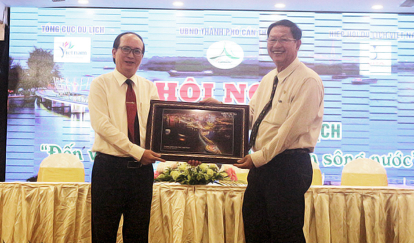 Ông Lê Văn Tâm (phải)- Phó Chủ tịch Thường trực UBND TP Cần Thơ trao quà lưu niệm cho ông Phan Đình Phùng- Phó Chủ tịch UBND tỉnh Phú Yên