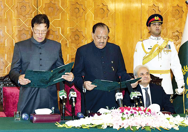 Ông Imran Khan (trái) tuyên thệ nhậm chức Thủ tướng Pakistan ngày 18-8. Ảnh: AP
