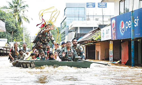 Quân đội Ấn Độ cứu hộ người dân ở Kerala. Ảnh: AFP