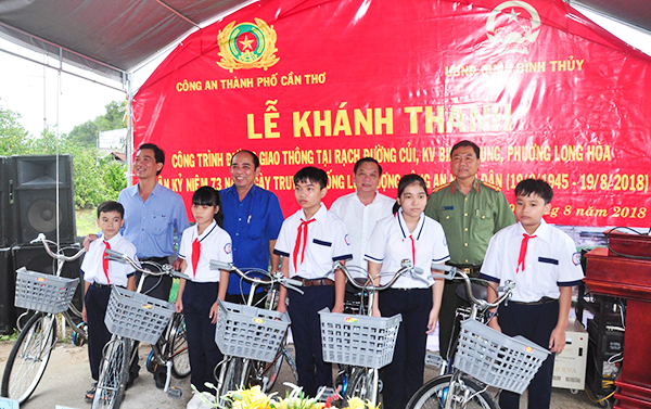 Lãnh đạo thành phố và các cơ quan, đơn vị trao xe đạp cho học sinh nghèo. Ảnh: ANH DŨNG