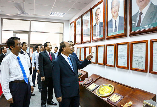 Thủ tướng Nguyễn Xuân Phúc tham quan phòng truyền thống Trường ĐHCT.