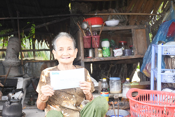 Bà Huỳnh Thị Ký rất vui khi nhận tiền của một Bạn đọc Báo Cần Thơ gởi giúp.