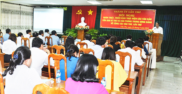 Đồng chí Phạm Văn Hiểu, Phó Bí thư Thường trực Thành ủy, Chủ tịch HĐND thành phố phát biểu chỉ đạo tại hội nghị.