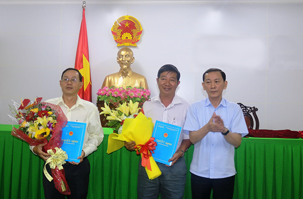  Chủ tịch UBND TP Cần Thơ Võ Thành Thống (bên phải) trao quyết định phân công, bổ nhiệm cho các cán bộ được phân công, điều động. Ảnh: M.HOA