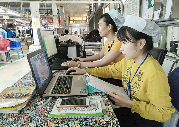 Bạn Đỗ Thị Tư Mai (bên phải) đang làm việc tại Công ty TNHH May Việt Thành. Ảnh: B.KIÊN