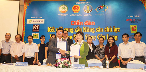 Đại diện Hiệp hội Trang trại và Doanh nghiệp Nông nghiệp Việt Nam ký kết hợp tác với Hiệp hội các Nhà bán lẻ Việt Nam tại “Diễn đàn kết nối cung cầu nông sản chủ lực vùng ĐBSCL”.