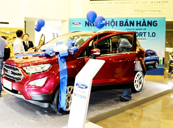 Khách hàng tìm hiểu các tính năng của mẫu xe Ford Ecosport tại Cần Thơ Ford. Ảnh: THANH ĐÌNH