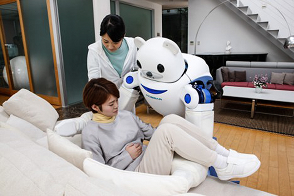 Gấu robot thực hành chăm sóc bệnh nhân. Ảnh: Dataquest