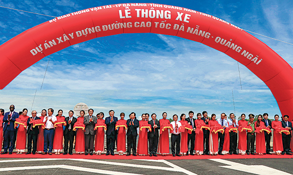 Phó Thủ tướng Trịnh Đình Dũng và các đại biểu cắt băng thông xe đường cao tốc Đà Nẵng - Quảng Ngãi. Ảnh: Trần Tĩnh – TTXVN
