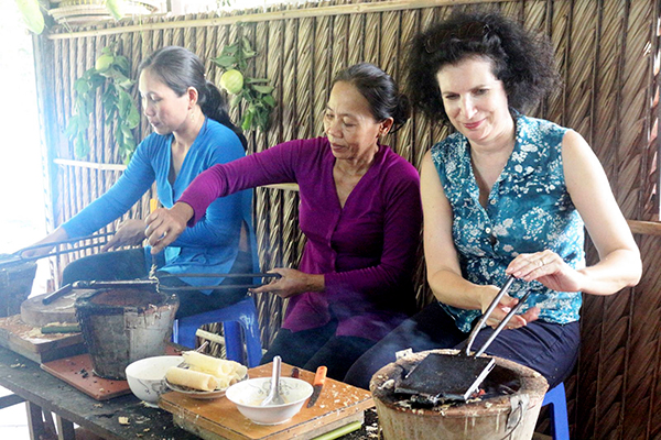 Khách quốc tế tham quan và trải nghiệm làm bánh tại cồn Sơn.