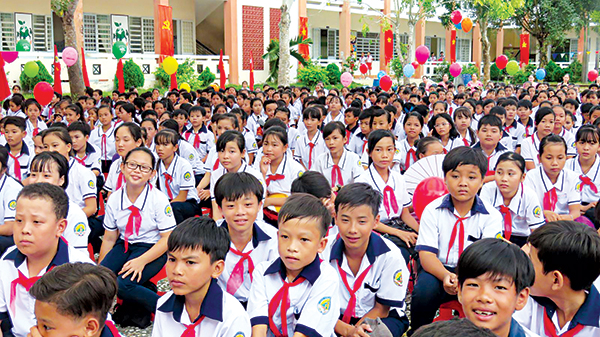 Hơn 1.600 học sinh Trường THCS Thị trấn Thới Lai, huyện Thới Lai nô nức trong ngày khai trường. Đây là 1 trong 2 trường phổ thông được thành phố chọn khai giảng điểm năm học 2018-2019.