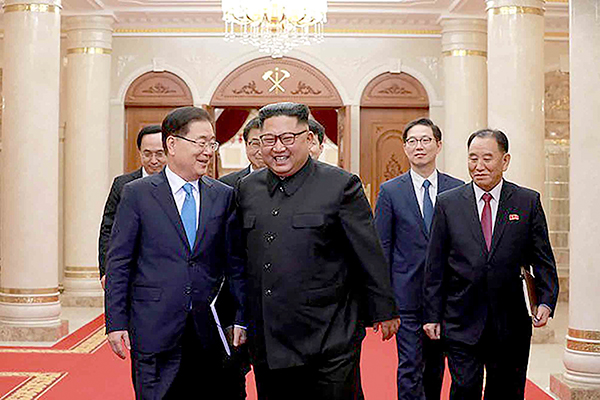 Đặc phái viên Hàn Quốc Chung Eui-yong (trái) và nhà lãnh đạo Triều Tiên Kim Jong-un trong cuộc gặp tại Bình Nhưỡng hôm 5-9. Ảnh: Reuters