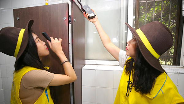 Đội đặc nhiệm gồm các nữ tình nguyện viên là sinh viên và thường dân đang truy tìm camera giấu trong nhà vệ sinh.