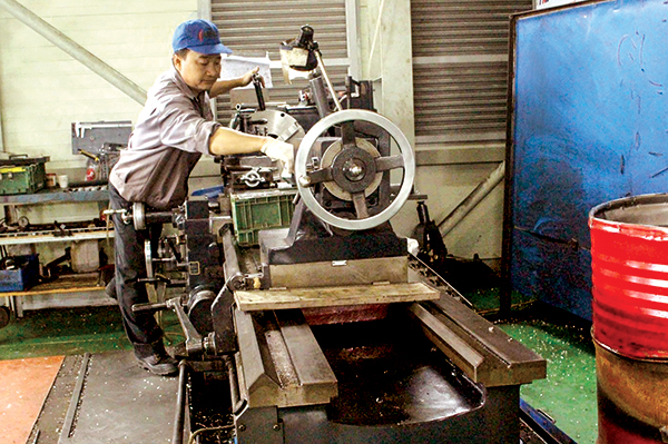 Phát huy vai trò “ươm tạo”
hỗ trợ, thúc đẩy khởi nghiệp Máy móc được trang bị tại Xưởng Cơ khí, Vườn ươm Công nghệ Công nghiệp Việt Nam-Hàn Quốc. Ảnh: MỸ THANH