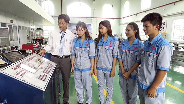 Sinh viên Trường Đại học Nam Cần Thơ thực hành trên máy tại Xưởng cơ khí ô tô. Ảnh: BÍCH KIÊN