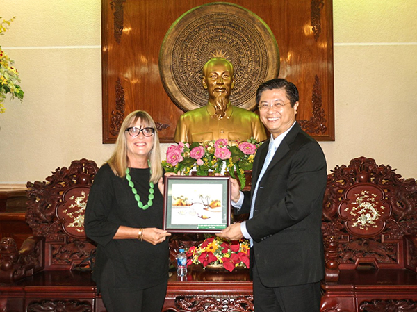 Phó Chủ tịch Trương Quang Hoài Nam tặng quà lưu niệm cho Tổng Lãnh sự Úc. Ảnh: NAM HƯƠNG