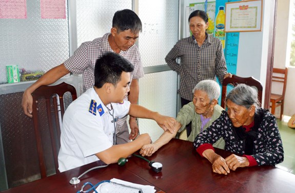 Đồng hành với ngư dân vươn khơi, giữ biển