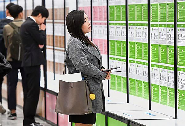 Phụ nữ vất vả tìm việc ở Hàn Quốc