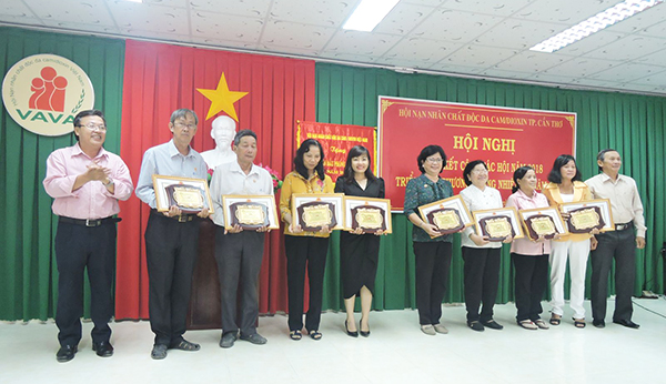 Ông Phạm Thành Kỳ, Phó Trưởng Ban Thi đua khen thưởng (bìa trái) cùng ông Tạ Quang Trung, Ủy viên Thường trực UBMTTQVN thành phố Cần Thơ trao Bằng khen của UBND thành phố cho các cá nhân đạt thành tích xuất sắc trong công tác Hội năm 2018. Ảnh: MỸ TÚ