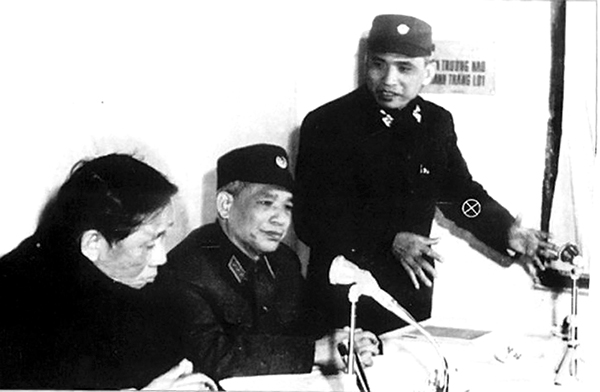 Tư lệnh Lê Văn Tri (đứng) trình bày với Bí thư thứ nhất Lê Duẩn và Tổng tham mưu trưởng Văn Tiến Dũng về kế hoạch tác chiến Chiến dịch "Điện Biên Phủ trên không" ở Hà Nội năm 1972.