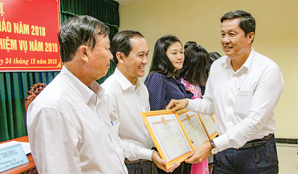 Đồng chí Phạm Văn Hiểu, Phó Bí thư Thường trực Thành ủy, trao Giấy khen cho các tập thể có thành tích xuất sắc. Ảnh: THANH THY