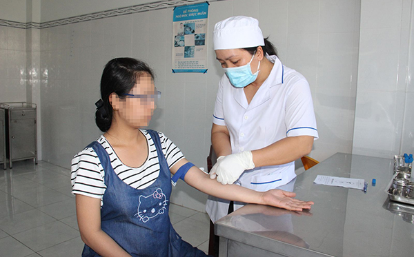 Lấy máu xét nghiệm HIV cho phụ nữ mang thai tại Trạm Y tế phường An Thới, quận Bình Thủy. Ảnh: ĐOÀN LÝ