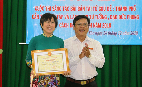 Ông Huỳnh Hoàng Mến, Phó Trưởng Ban Tuyên giáo Thành ủy Cần Thơ, trao giải Nhất cho tác giả Nguyễn Thị Vỗ. Ảnh: ĐĂNG HUỲNH