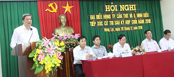 Chủ tịch HĐND thành phố Phạm Văn Hiểu ghi nhận ý kiến đóng góp của cử tri. Ảnh: THANH THY