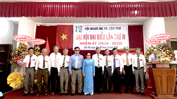 Bà Trần Thị Xuân Mai, Giám đốc Sở LĐ-TB&XH thành phố nhận danh hiệu Chiến sĩ thi đua toàn quốc.