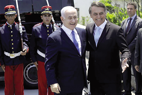 Liên minh mới tâm đầu ý hợp Thủ tướng Israel Netanyahu (trái) và Tổng thống sắp nhậm chức Bolsonaro của Brazil tại Rio de Janeiro hôm 28-12. Ảnh: AP