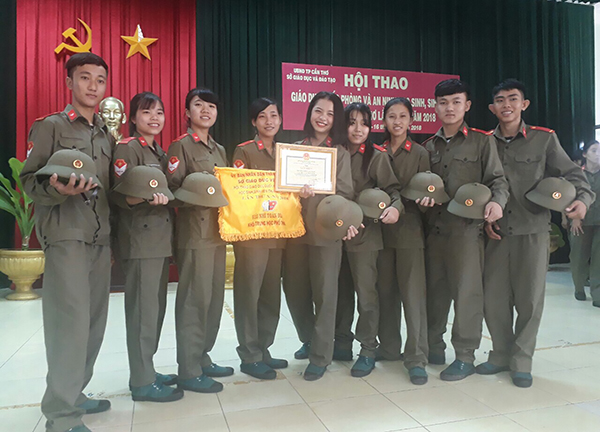 Học sinh Trường THPT Giai Xuân, huyện Phong Điền, tham dự Hội thao Giáo dục Quốc phòng và an ninh năm 2018. Ảnh: CHUNG CƯỜNG