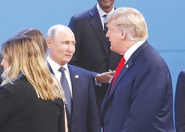 Tổng thống Putin (trái) bày tỏ sẵn sàng gặp ông Trump. Ảnh: AP